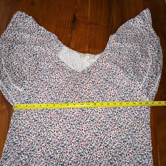 Loft butterfly sleeves perfect this flowy top with easy-going touch of romance. - Picture 9 of 15